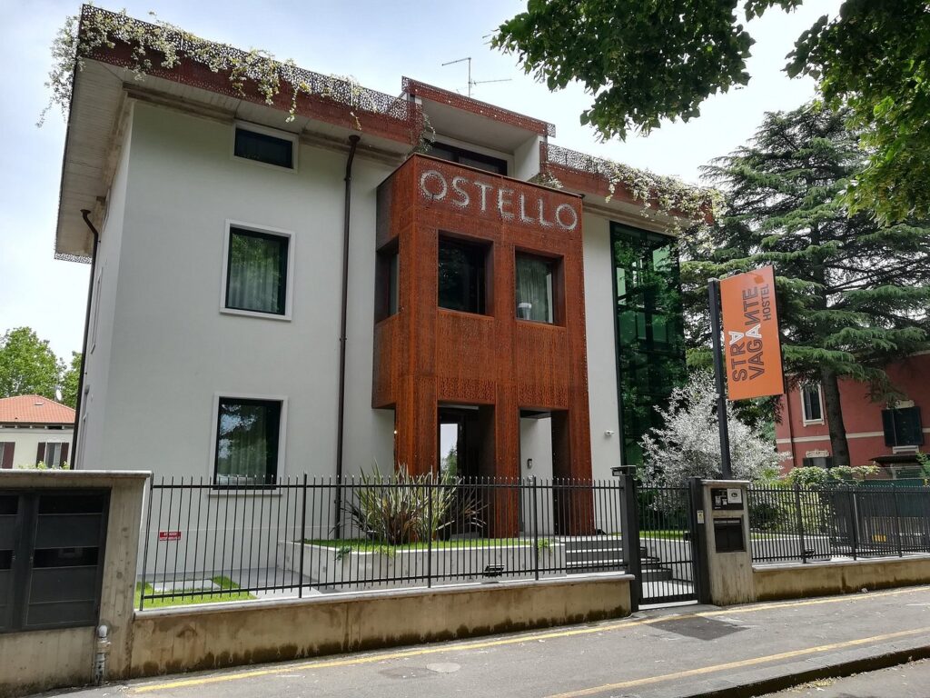 Exterior view of the Stravagante Hostel in Verona, Italy