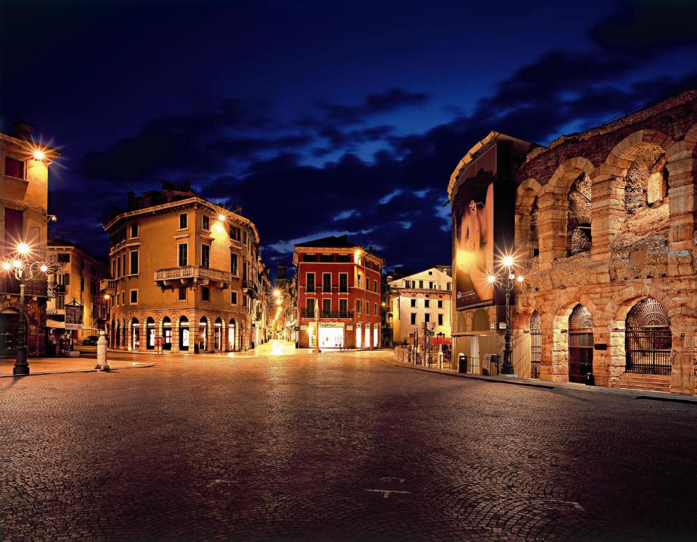 Escalus Luxury Suites in Verona, Italy at night